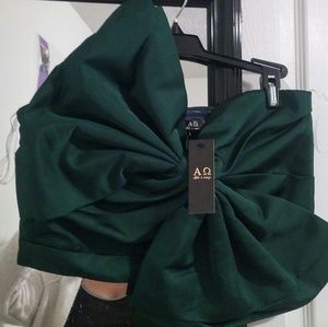 Beautiful Large bow crop top in hunter green.